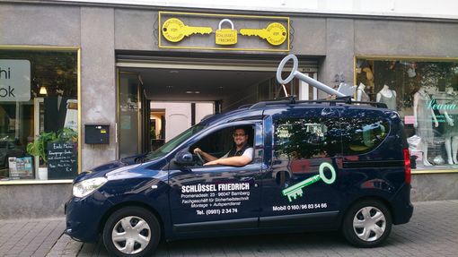Inhaber und Betriebsleiter Michael Friedrich im Schl&uuml;sselauto vor der Promenadestra&szlig;e 23