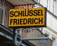 Der Gesch&auml;ftsausleger von der Rosengasse aus gesehen